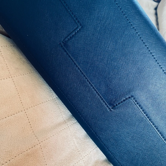 Tory Burch Robinson Large Triple Compartment Navy Blue Saffiano Leather Tote - Picture 12 of 16